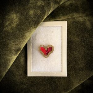 Arvuti emaplaadist piksli-südamega pross sarjast 'Tehismaastikud'