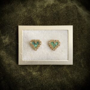 Piksli südametega kõrvarõngad seeriast 'Tehismaastikud'