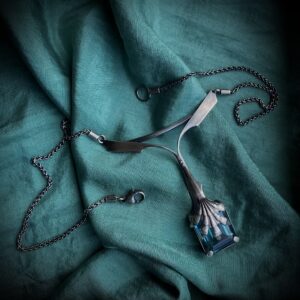 Hõbedast kaelaehe küüniste ja suure sinise kiviga