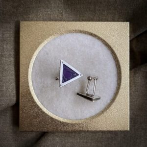 Lillast emaplaadist mansetinööbid seeriast ‘Tehismaastikud’