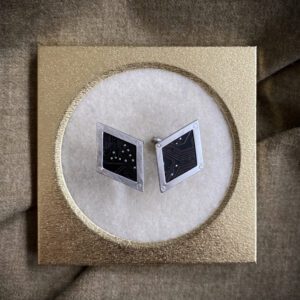 Mustast emaplaadist mansetinööbid seeriast ‘Tehismaastikud’