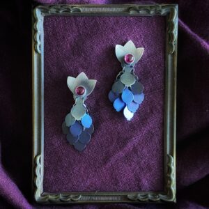 Kõrvarõngad ‘Soomustatud’ titaaniga marjakobarad