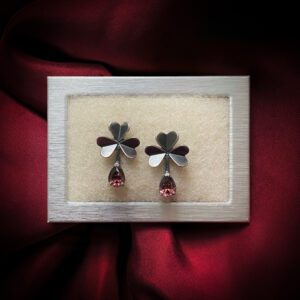 Kõrvarõngad ‘Ristik’ merlot-karva kividega XS