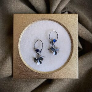 Kõrvarõngad sõlmes ‘Ristik’ kividega