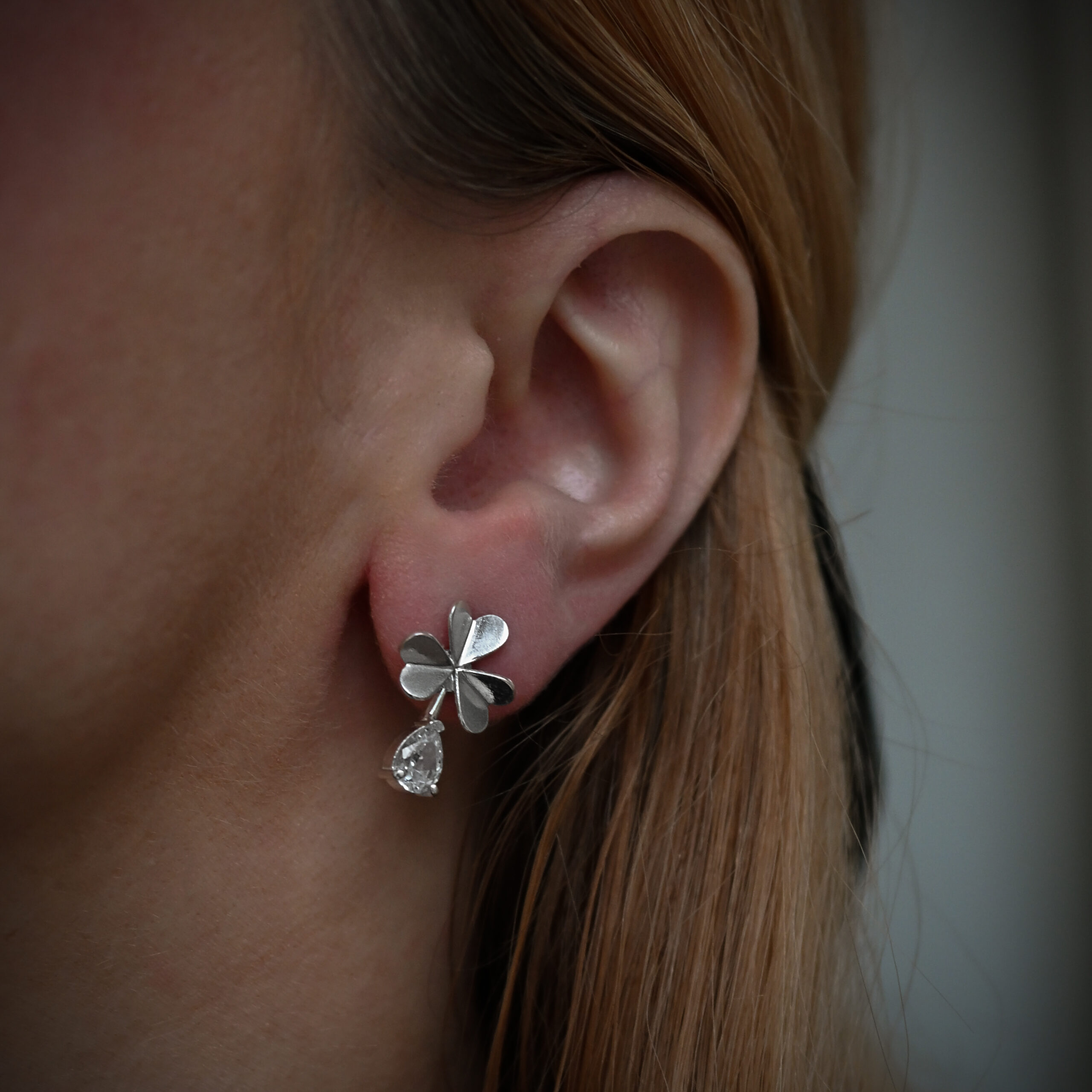 Kõrvarõngad ‘Ristik’ valge kiviga XS - Image 2