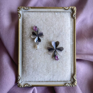 Oksüdeeritud kõrvarõngad ‘Ristik’ roosade tilgakestega