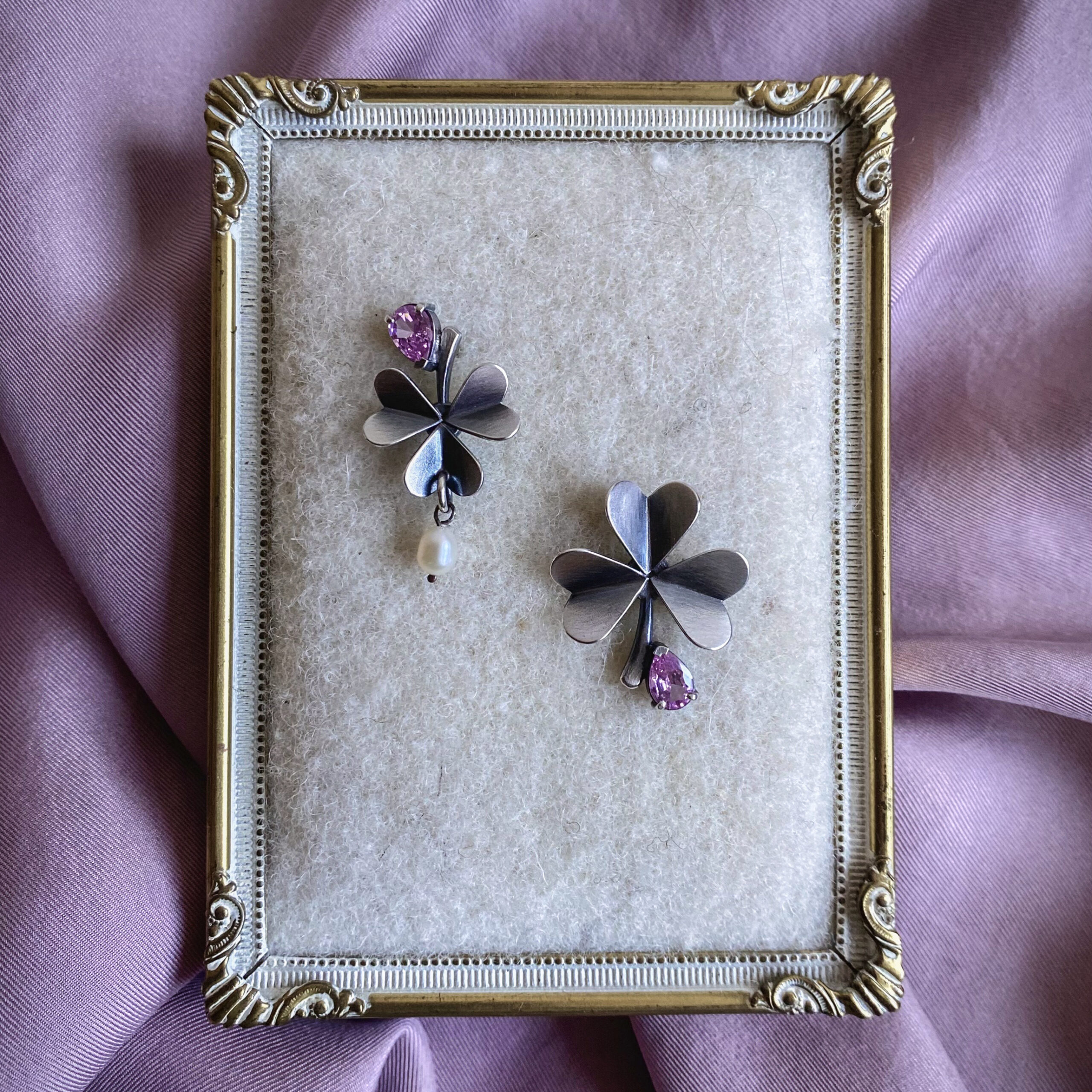 Oksüdeeritud kõrvarõngad ‘Ristik’ roosade tilgakestega