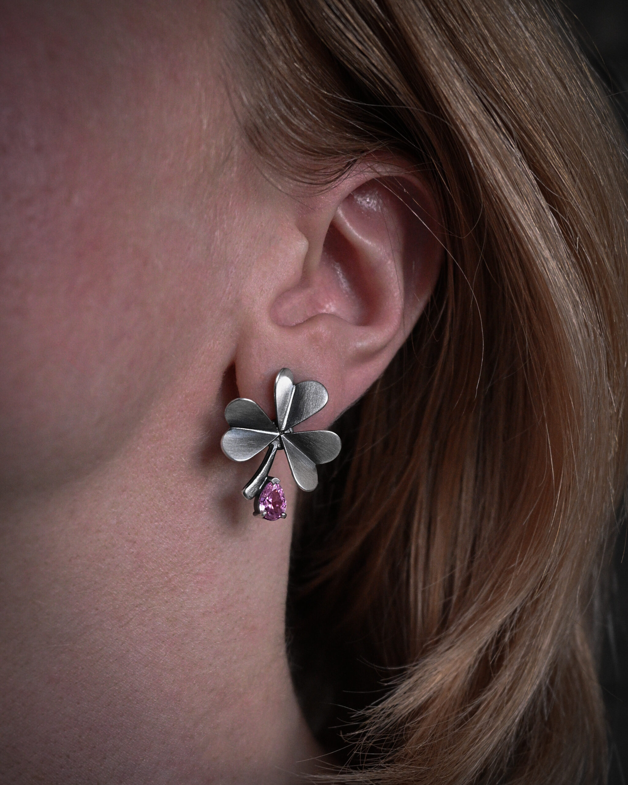 Oksüdeeritud kõrvarõngad ‘Ristik’ roosade tilgakestega - Image 2