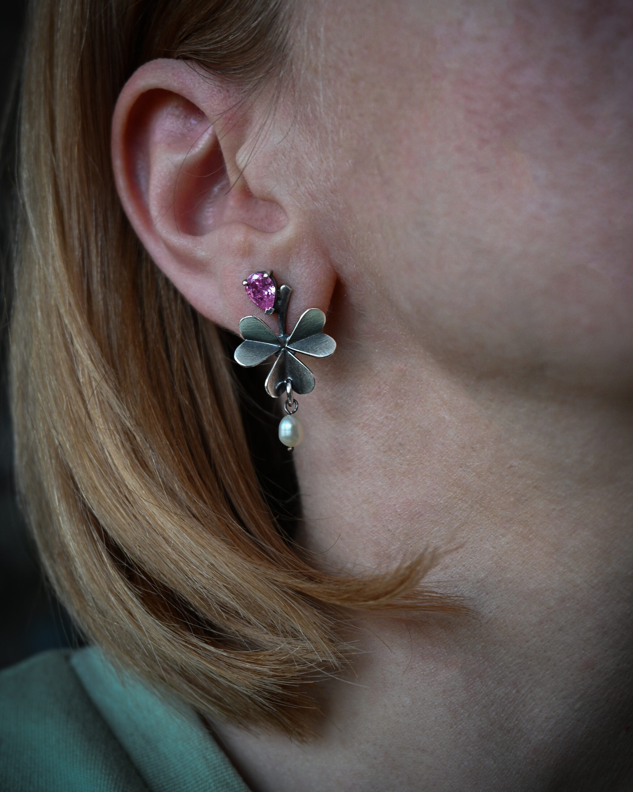 Oksüdeeritud kõrvarõngad ‘Ristik’ roosade tilgakestega - Image 3